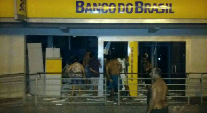 Agência de Paulo Ramos totalmente destruída.