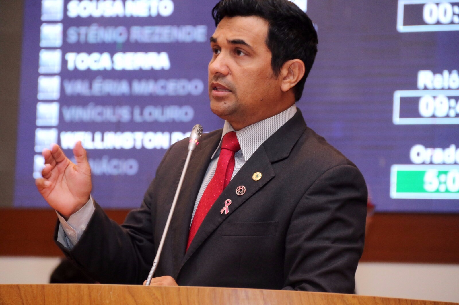 Deputado durante discurso na Assembleia.