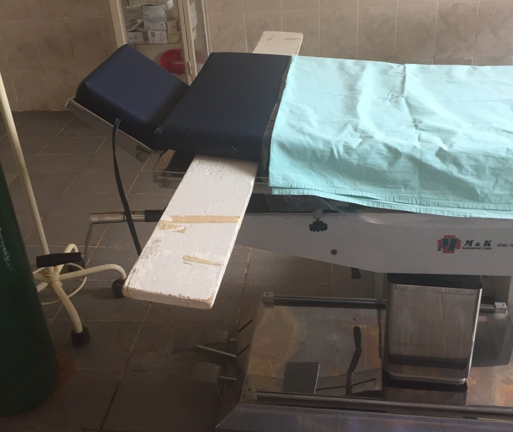 Mesa de cirurgia apoiada em tábua.