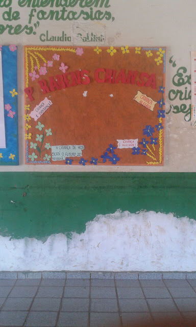 Mural com a palavra criança escrita errada.