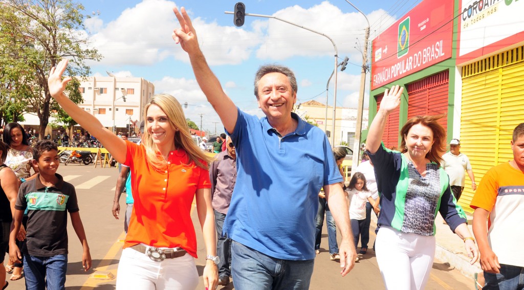 Andre Murad e Ricardo Murad, ao lado da esposa prefeita de Corotá.