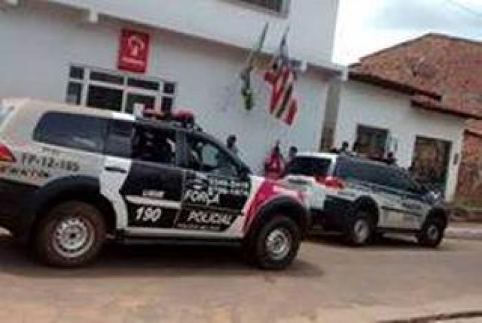 asssaltantes-roubam-bradesco-em-icatu-e-fazem-funcionarios-r_993d53afb688799db8da9078d80c6841