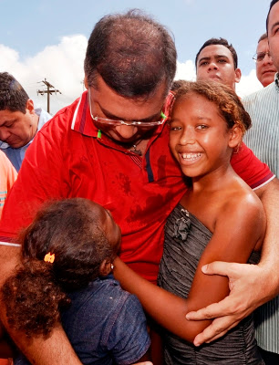 Governador Flávio Dino abraça a estudante Pâmela Antônia e sua irmã que agradeceram os benefícios do Bolsa Escola (Mais Bolsa Família). Foto: Karlos Geromy/Secap