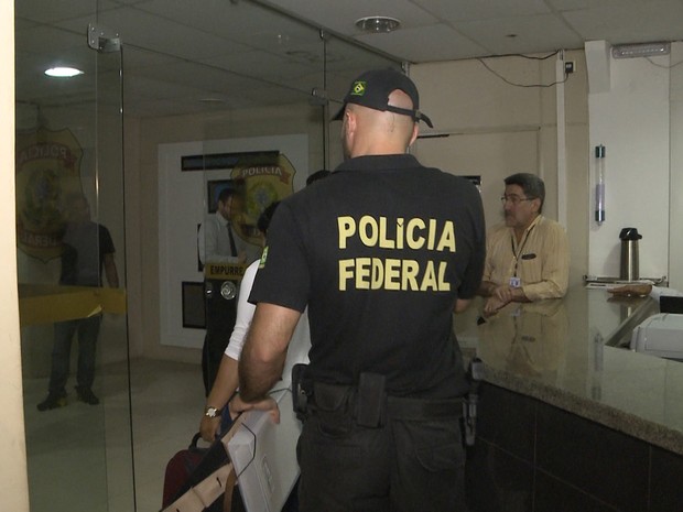 Policial federal conduz detidos na Operação Lignum, realizada nesta quarta-feira (9), no MA (Foto: Reprodução/TV Mirante)