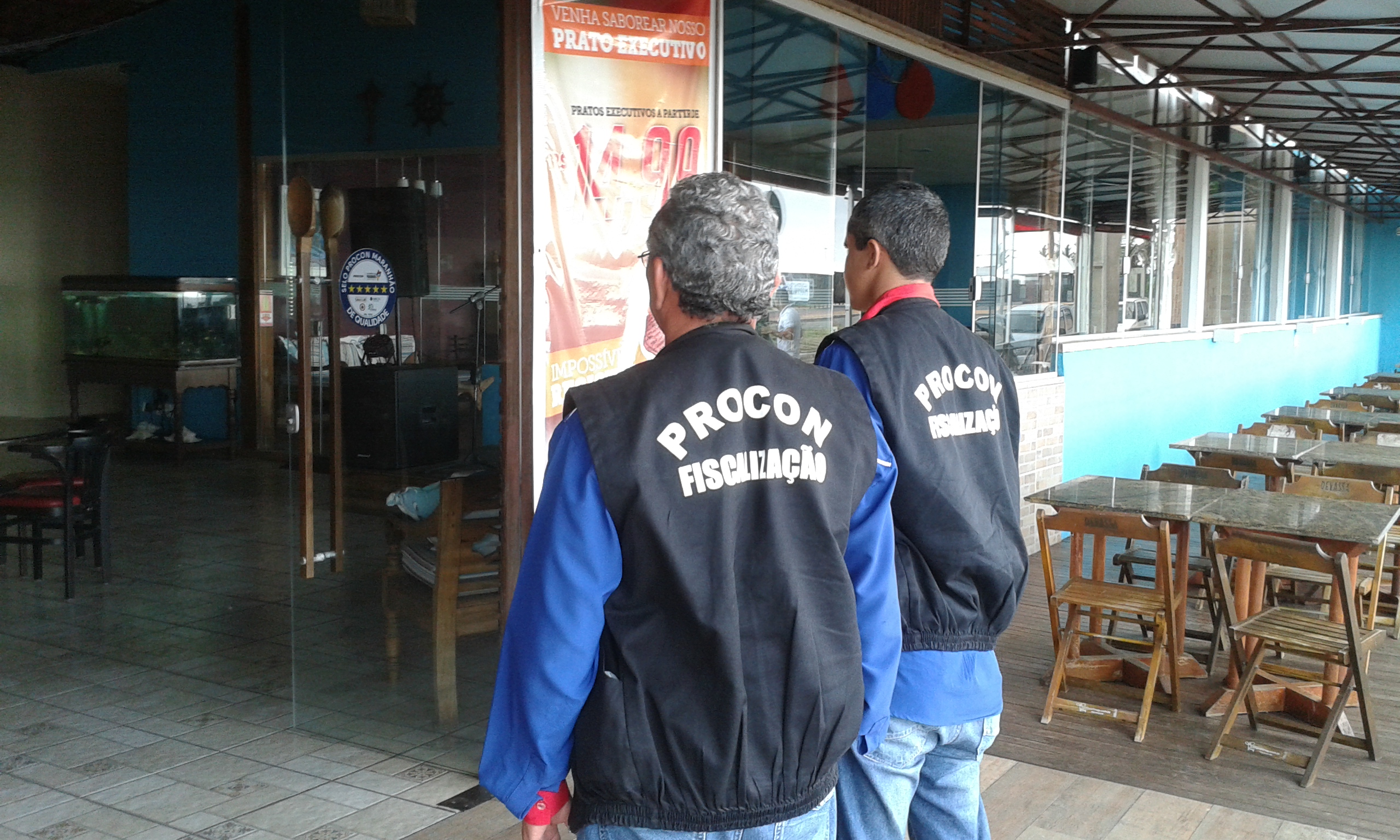 FOTO 2 - Equipe de fiscalização do PROCON vistoriando bares e restaurantes