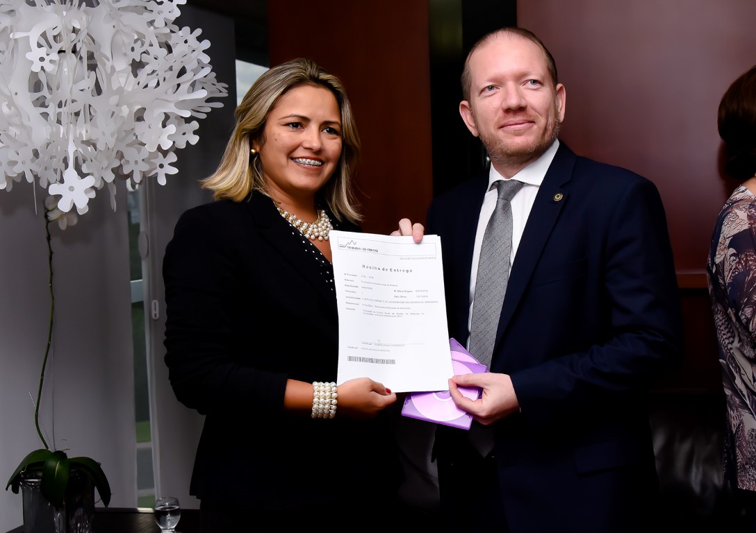 Foto 2 - Divulgação_Seplan_04042016 - Governo do Estado entrega prestação de contas de 2015