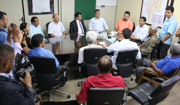 Foto 4_Divulgação_Sinfra_06042016 - Governo recebe deputados estaduais e comunidade do Parque Vitória na Secretaria de estado da Infraestrutura