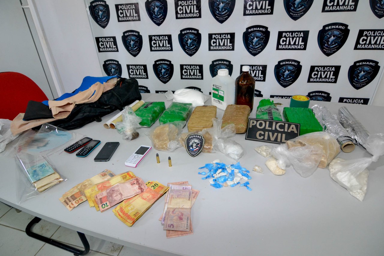 thumbnail_Fotos_01_Karlos Geromy_20_04_2016_Apreensão de Drogas na SENARC_Acusada_Andréa Martins Nigueira_24anos_Natural de Manaus-3