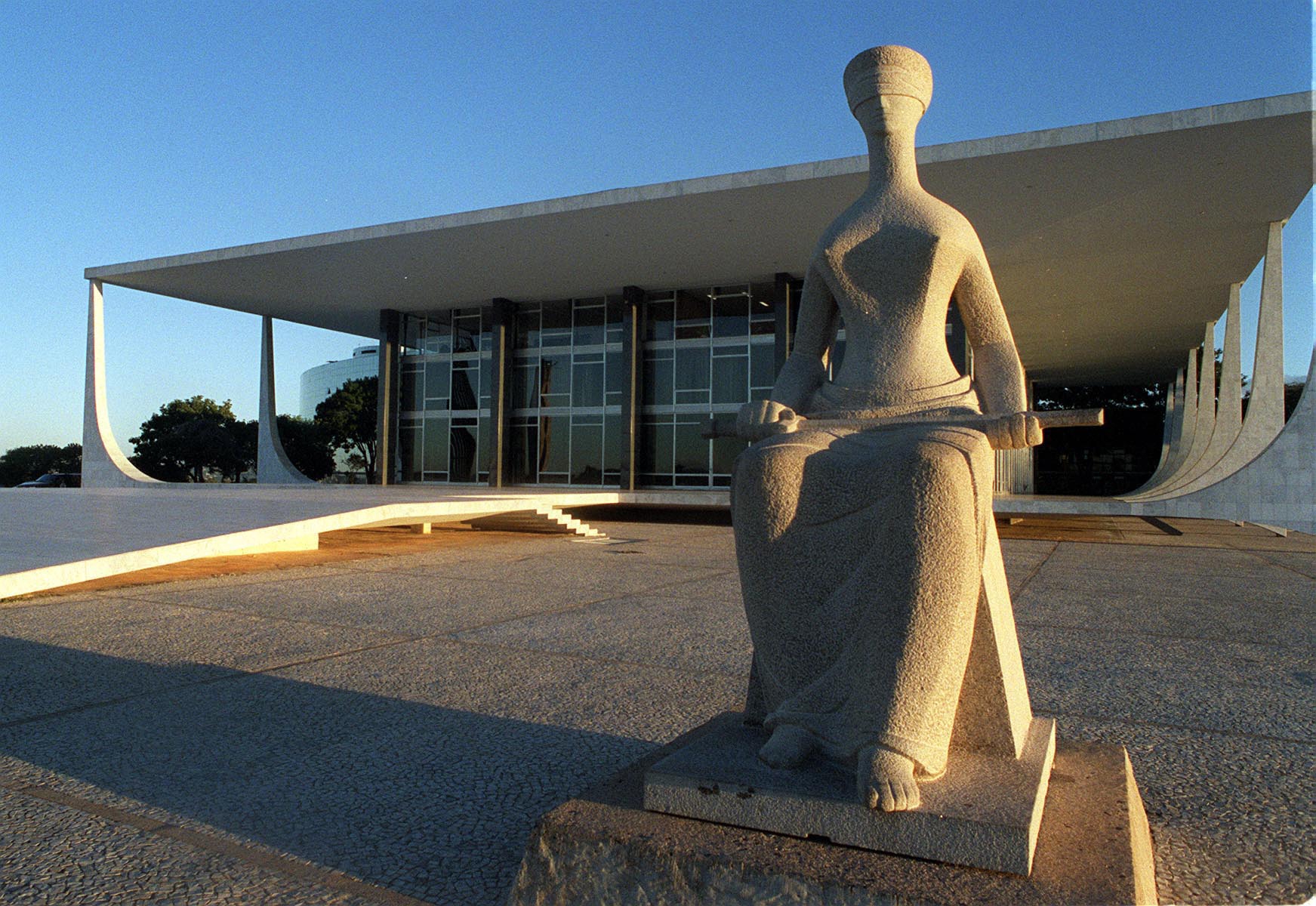 DF - TURISMO/DF - VARIEDADES - Estátua da Justiça em frente ao prédio do Supremo Tribunal Federal (STF), na Praça dos Três Poderes, em Brasília (DF). 15/08/2003 - Foto: JOSÉ PAULO LACERDA/AGÊNCIA ESTADO/AE