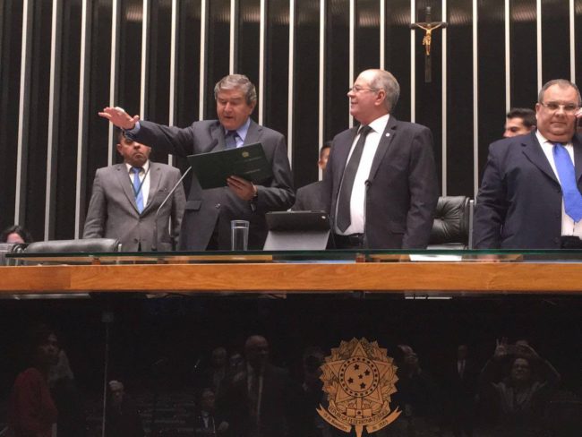 Ildon-Marques-tomando-posse-na-Câmara-e1466519677850