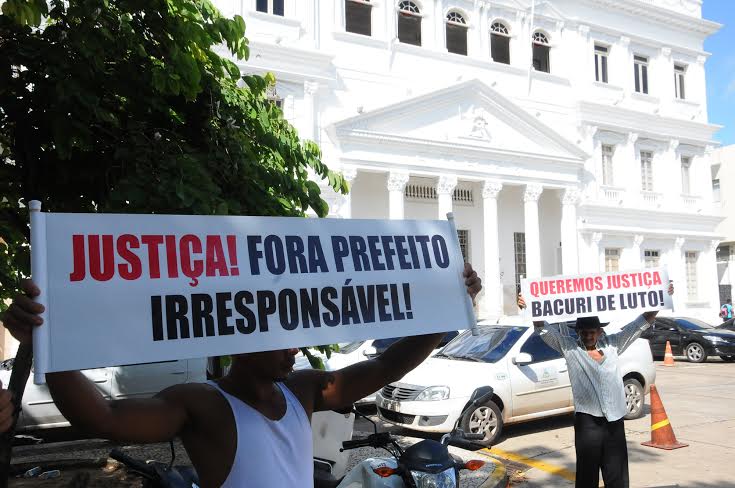 Manifestantes de Bacuri protestam em frente ao Tribunal de Justiça.