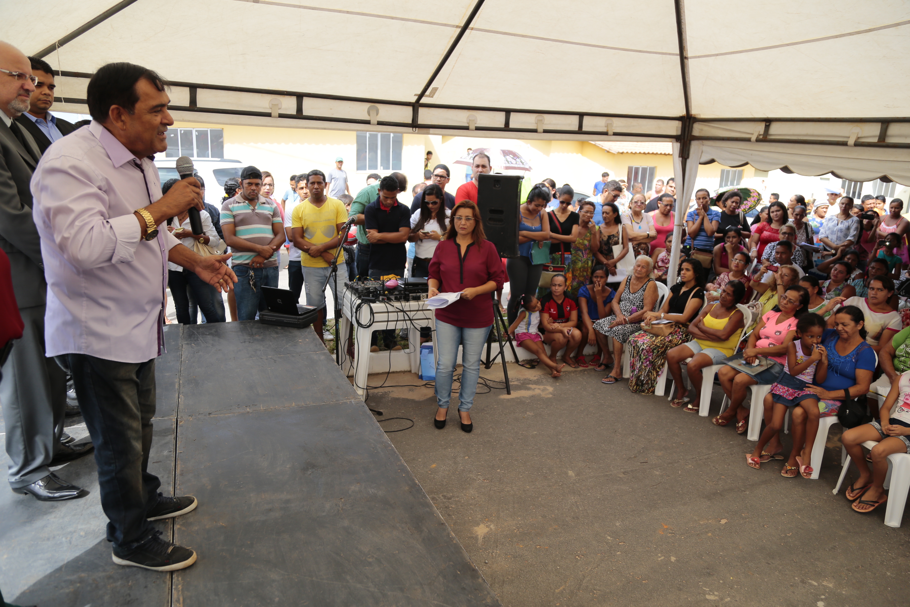 Prefeito parabeniza famílias luminenses pelos novos imóveis