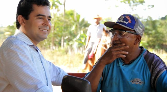 Prefeito-Éric-Costa-ouvindo-morador-do-povoado-de-Barra-do-Corda-e1466450106668