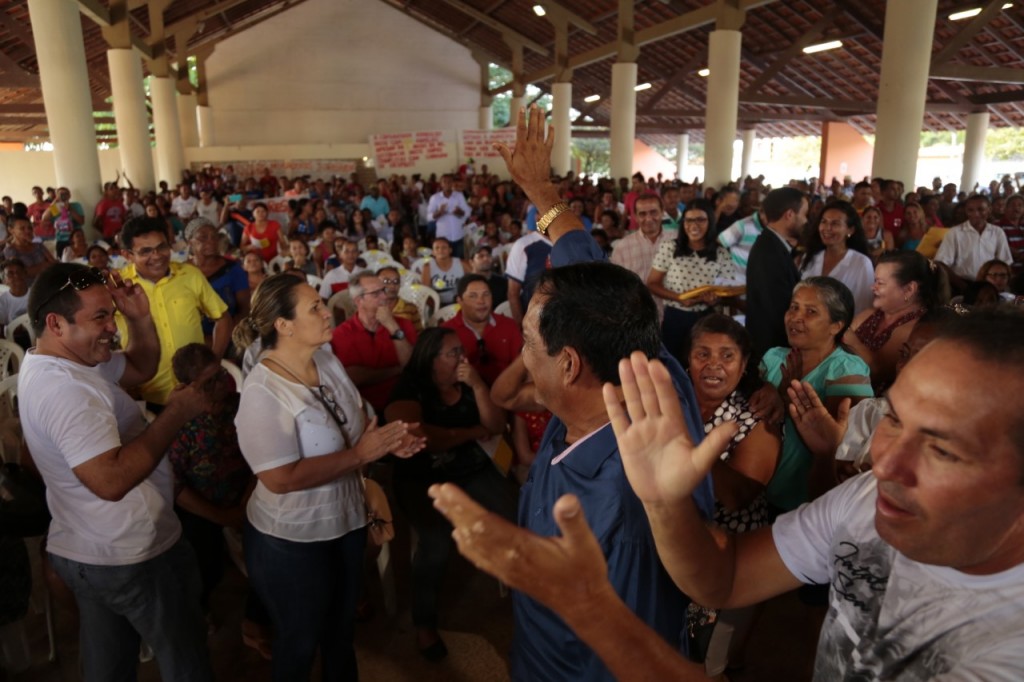 thumbnail_Entrega de títulos de regularização de terra- prefeito Josemar é recebido sob aplausos pelo povo