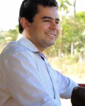 Prefeito-Éric-Costa-ouvindo-morador-do-povoado-de-Barra-do-Corda-e1466450106668