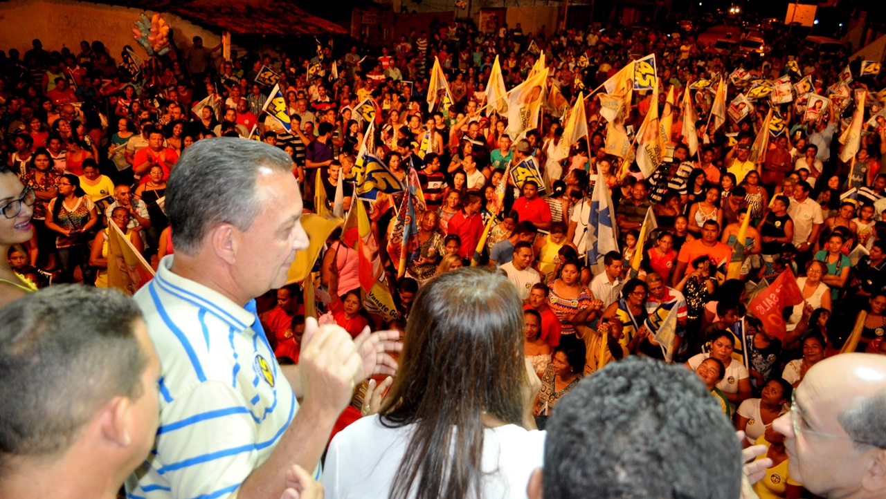 foto-3_luis-fernando-com-a-multidao-no-comicio-das-vilas