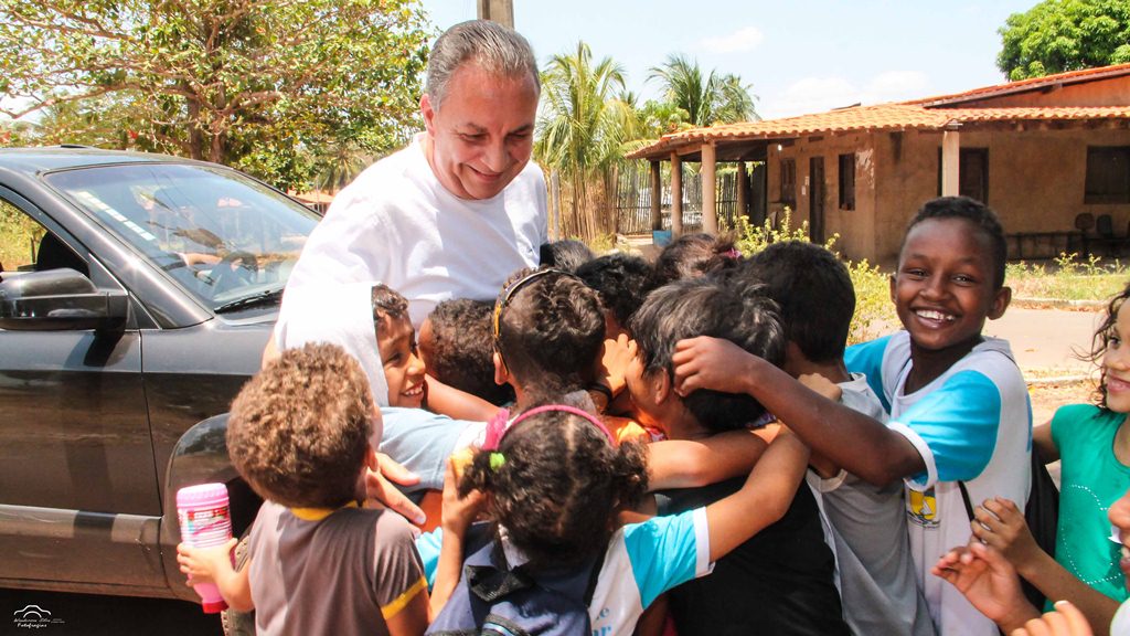 foto-1_luis-fernando-recebido-pelas-criancas-na-zona-rural