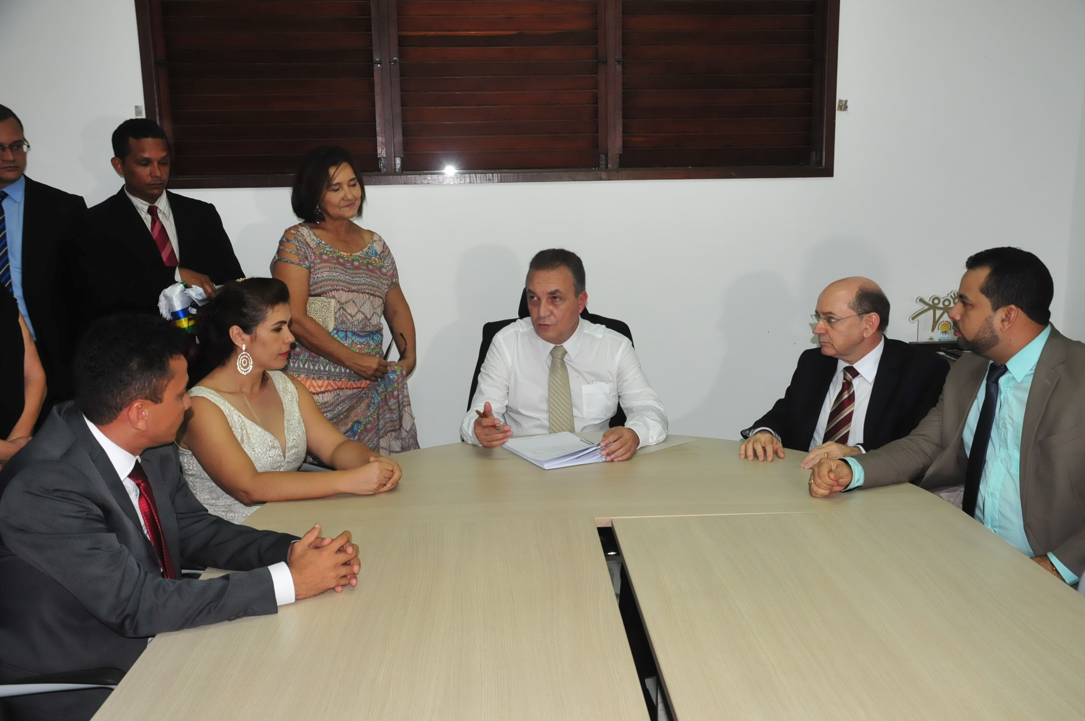 foto1_luis-fernando-com-os-vereadores-encaminhado-os-projetos-para-a-camara