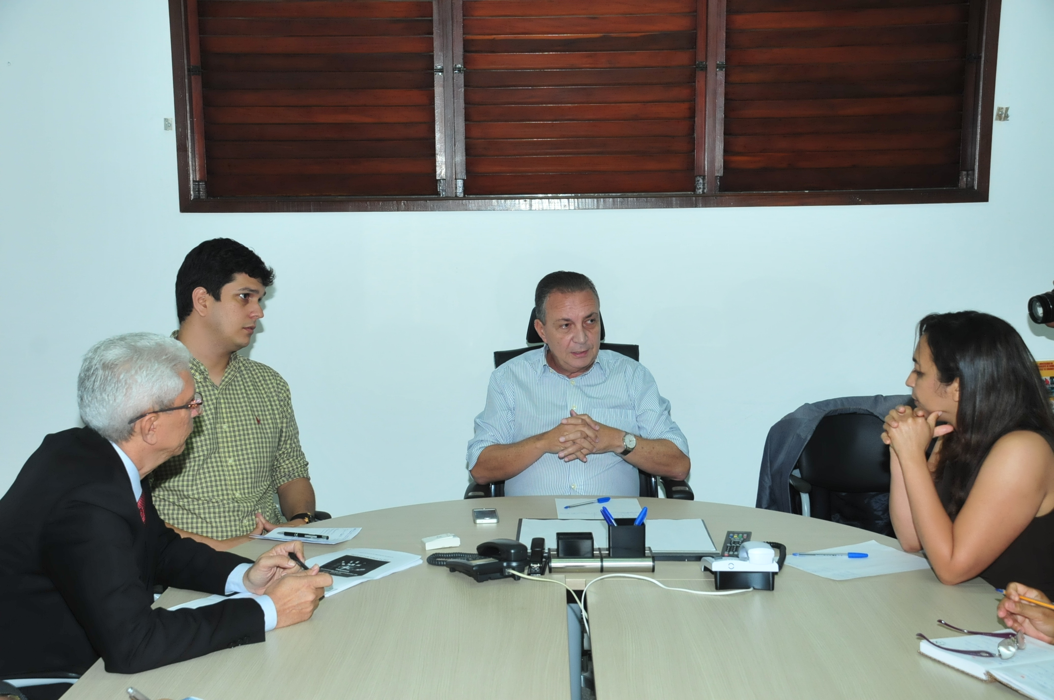 Luis Fernando durante conversa com a comissão