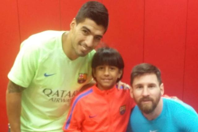 Manu-ao-lado-das-estrelas-do-Barcelona-Suárez-e-Messi