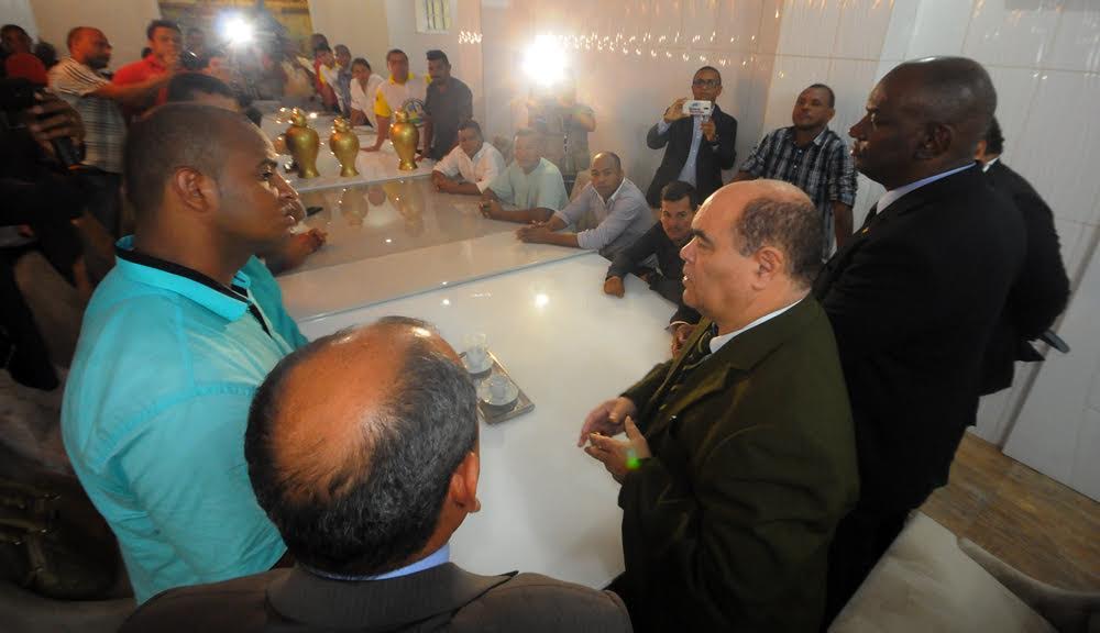 Astro de Ogum atende reivindicação dos taxistas e promulga lei que proibe o uso do aplicativo Uber.