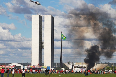 WILT1899.JPG BRASILIA DF BSB 24/05/2017 - NACIONAL - MANIFESTAÇÃO PROTESTO ATO FORA TEMER - Centrais sindicais, partidos de oposição entre outras entidades fazem protesto e pedem a saída do presidente Michel Temer além de Diretas Já na esplanada dos Ministerios, rumo ao Congresso Nacional em Brasilia - NA FOTO Manifestantes colocam fogo em banheiros quimicos usados como barricada durante protesto FOTO: WILTON JUNIOR/ESTADÃO
