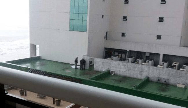 Homem-com-o-corpo-estirado-no-chão-do-Hotel-Luzeiros-em-São-Luís-e1495811603707