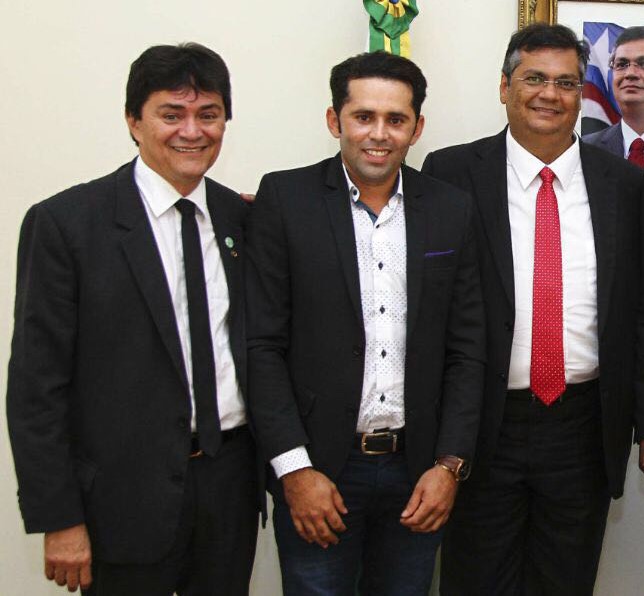 thumbnail_Deputado Léo Cunha e prefeito Valmir Morais com o governador Flávio Dino, após audiência onde foi firmado parceria com a prefeitura de Campestre do Maranhão