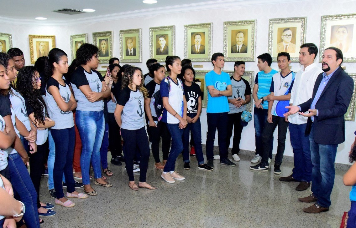 thumbnail_Jovens no Parlamento