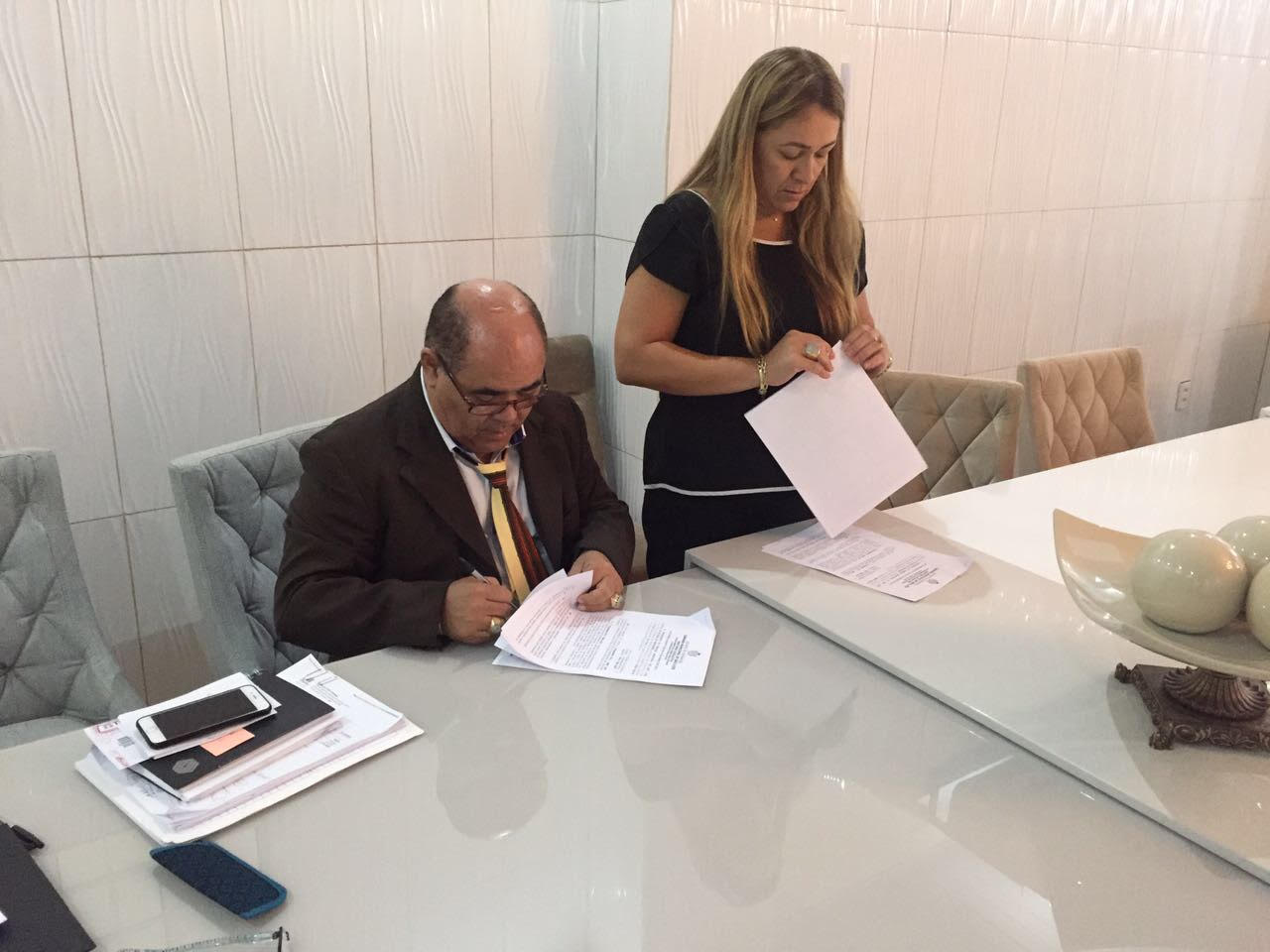 Astro de Ogum assina a promulkgação da lei.