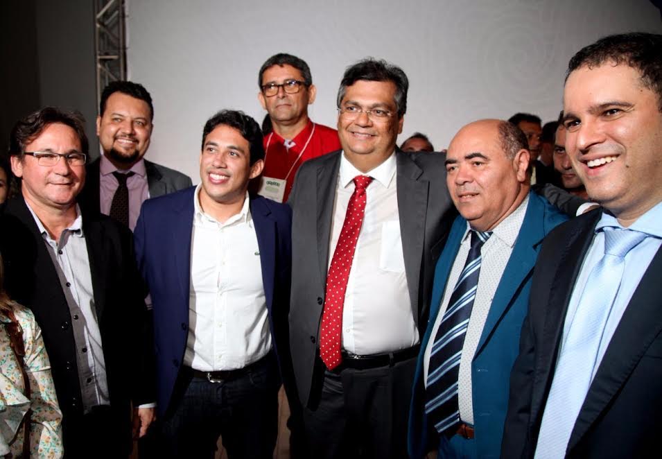 Astro de Ogum ladeado pelo governador Flávio Dino, pelo prefeito Edivaldo Holanda Junior e outros participantes do encontro.