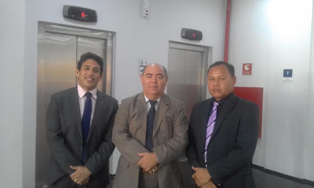 Astro de Ogum ladeado pelos vereadores Osmar Filho e Beka Rodrigues após assinatura do programa Câmara em dia.