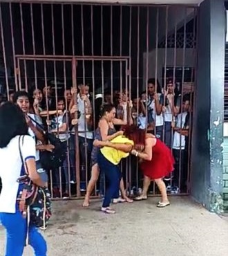 Mães-de-alunos-brigando-dentro-de-escola-1-e1496501992678