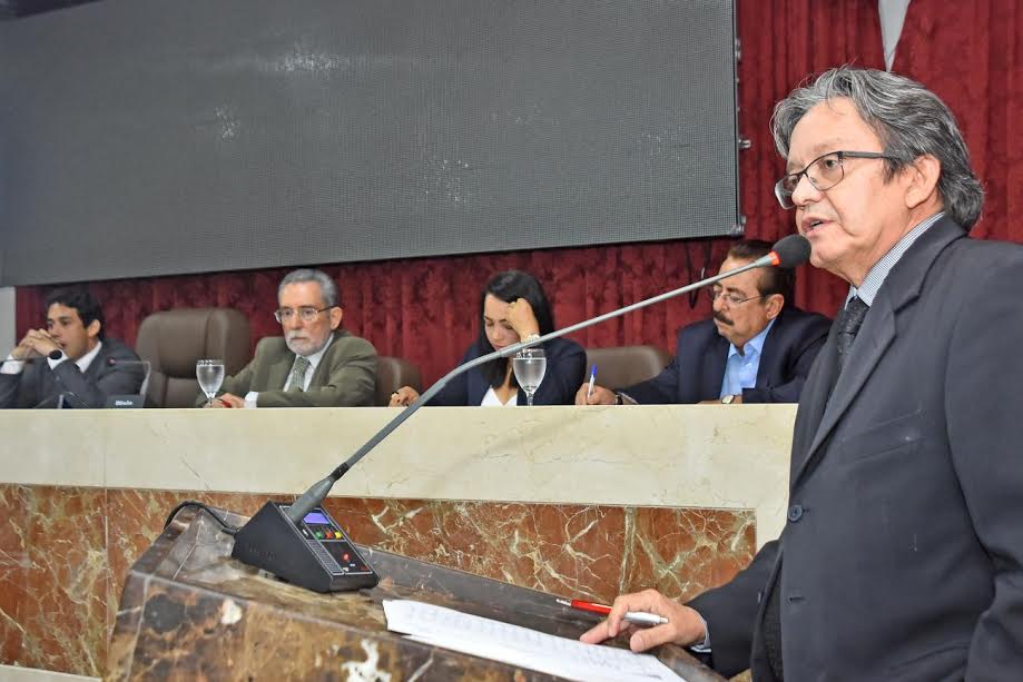 Vereador Gutemberg Araújo, presidente da Comissão de Orçamento, conduziu direção dos trabalhos da audiência.