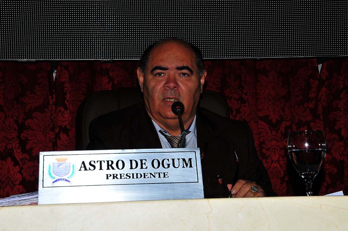 Astro de Ogum anuncia a comissão parlamentar para atuar durante o recesso da Câmara Municipal.