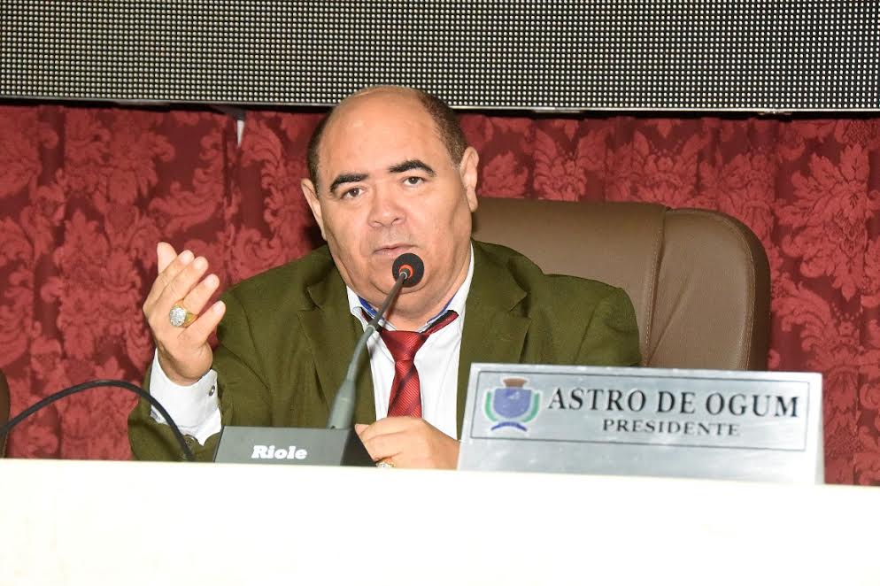 Astro de Ogum busca restabelecer a paz entre Honorato Fernandes e Beto Castro.