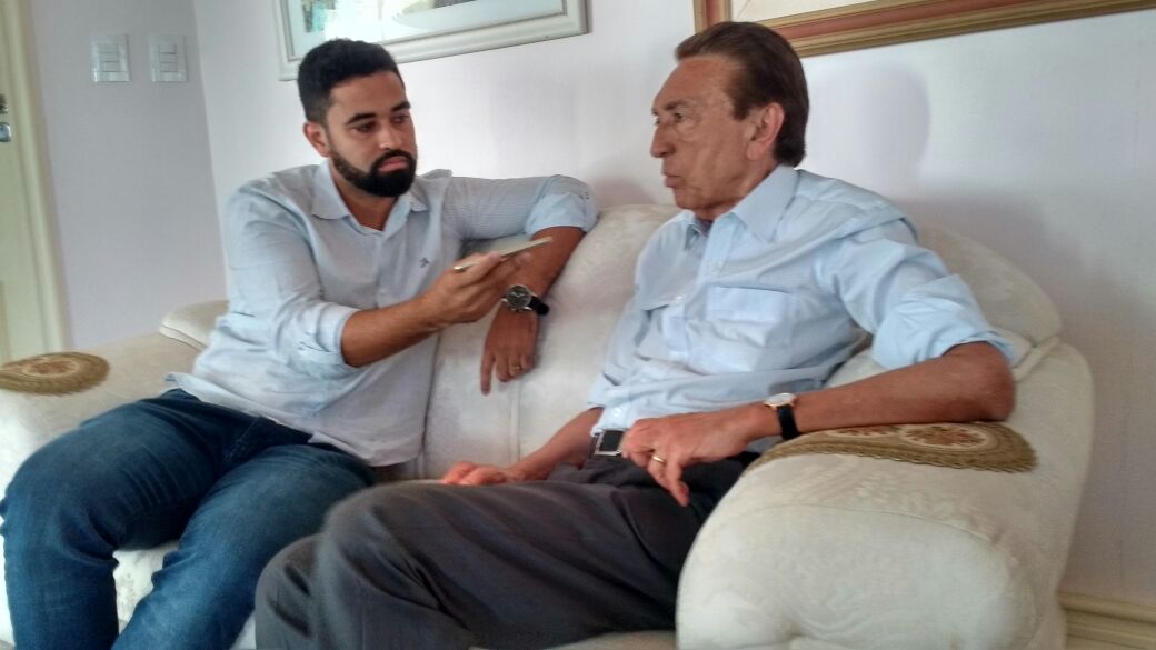 Jornalista Neto Ferreira entrevistando o senador Edison Lobão, em São Luís.