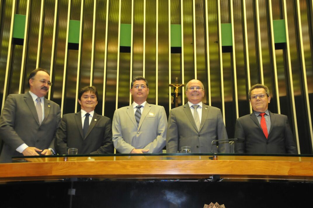 Deputados Léo Cunha e Hildo Rocha com diretores do Hospital Aldenora Bello durante sessão em homenagem a Fundação Antonio Dino