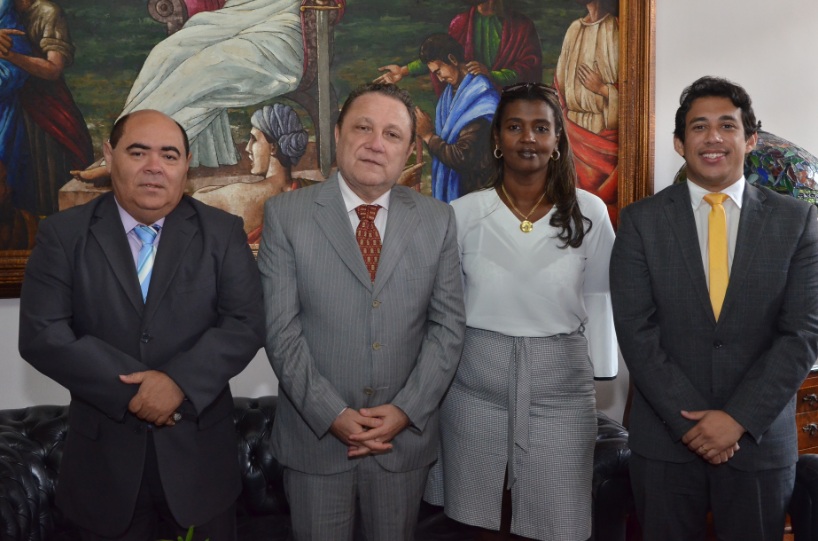 Desembargador Cleones Cunha recebe presidente e vice da Câmara, vereadores Astro de Ogum e Osmar Filho, e a diretora de comunicação, Itamargarethe Correia Lima.