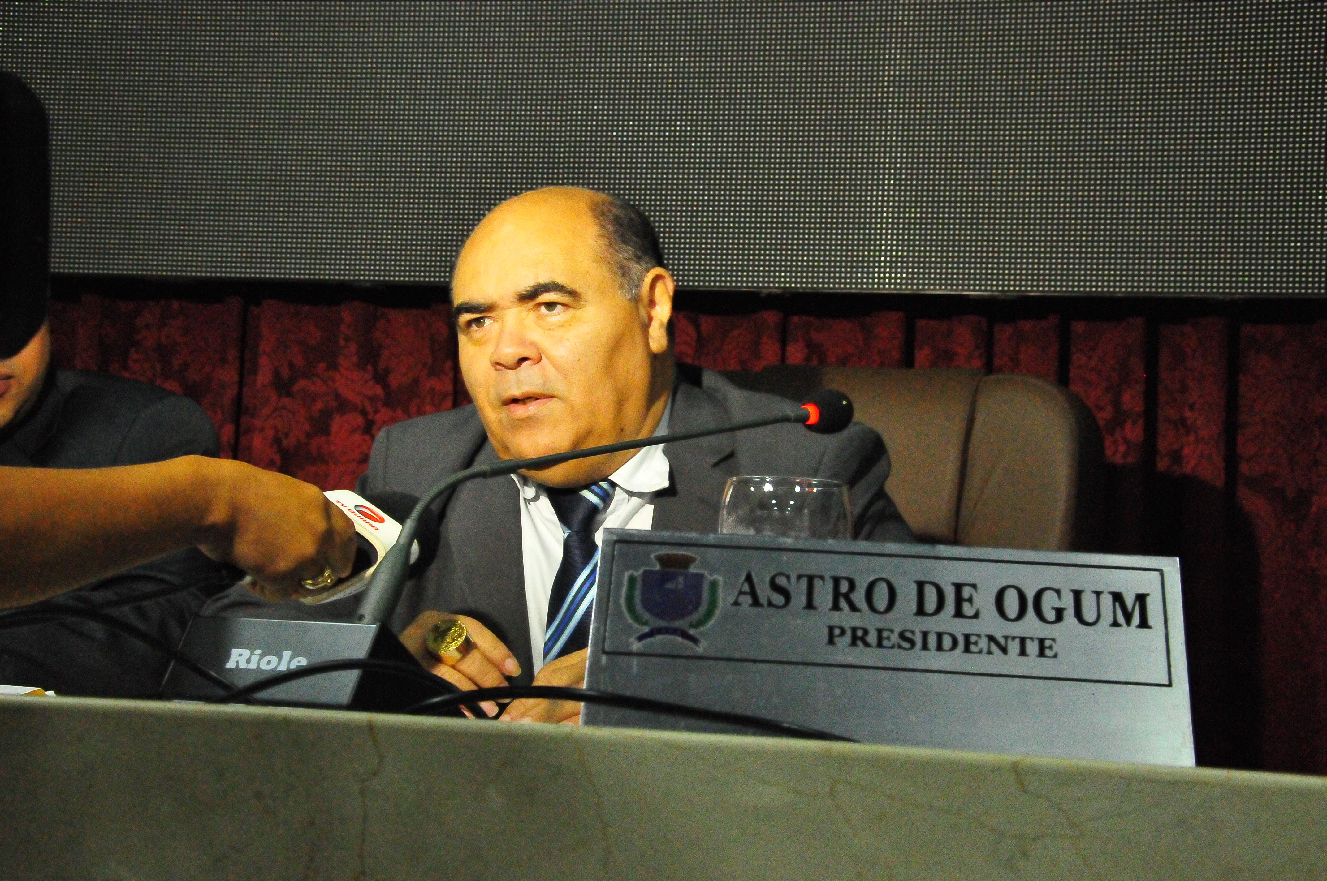 Presidente Astro deOgum anuncia que Câmara quer cumprimento da lei sobre transporte particular de passageiros.