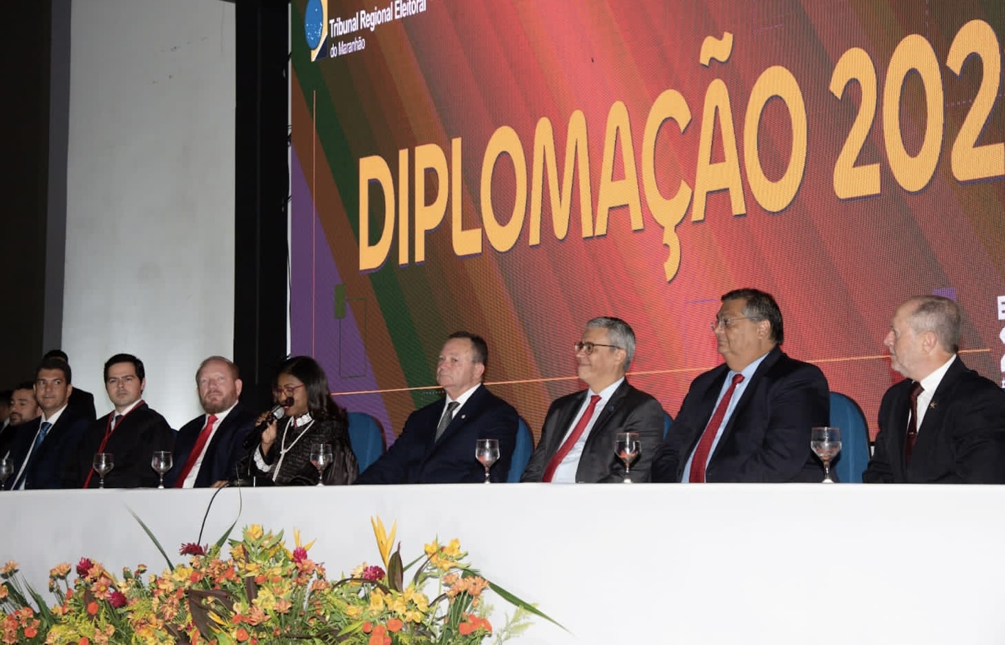 Flávio Dino se distancia de Brandão em cerimônia de diplomação.