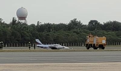 Avião teve as hélices danificadas com o impacto (foto: Blog do Neto Ferreira)