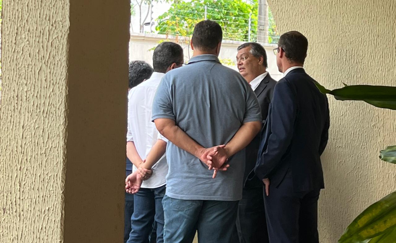 Flávio Dino conversa com os deputados Rodrigo Lago (PCdoB) e Carlos Lula (PSB), após coletiva em São Luís. Eles vão seguir com Othelino na disputa para presidente da Assembleia.